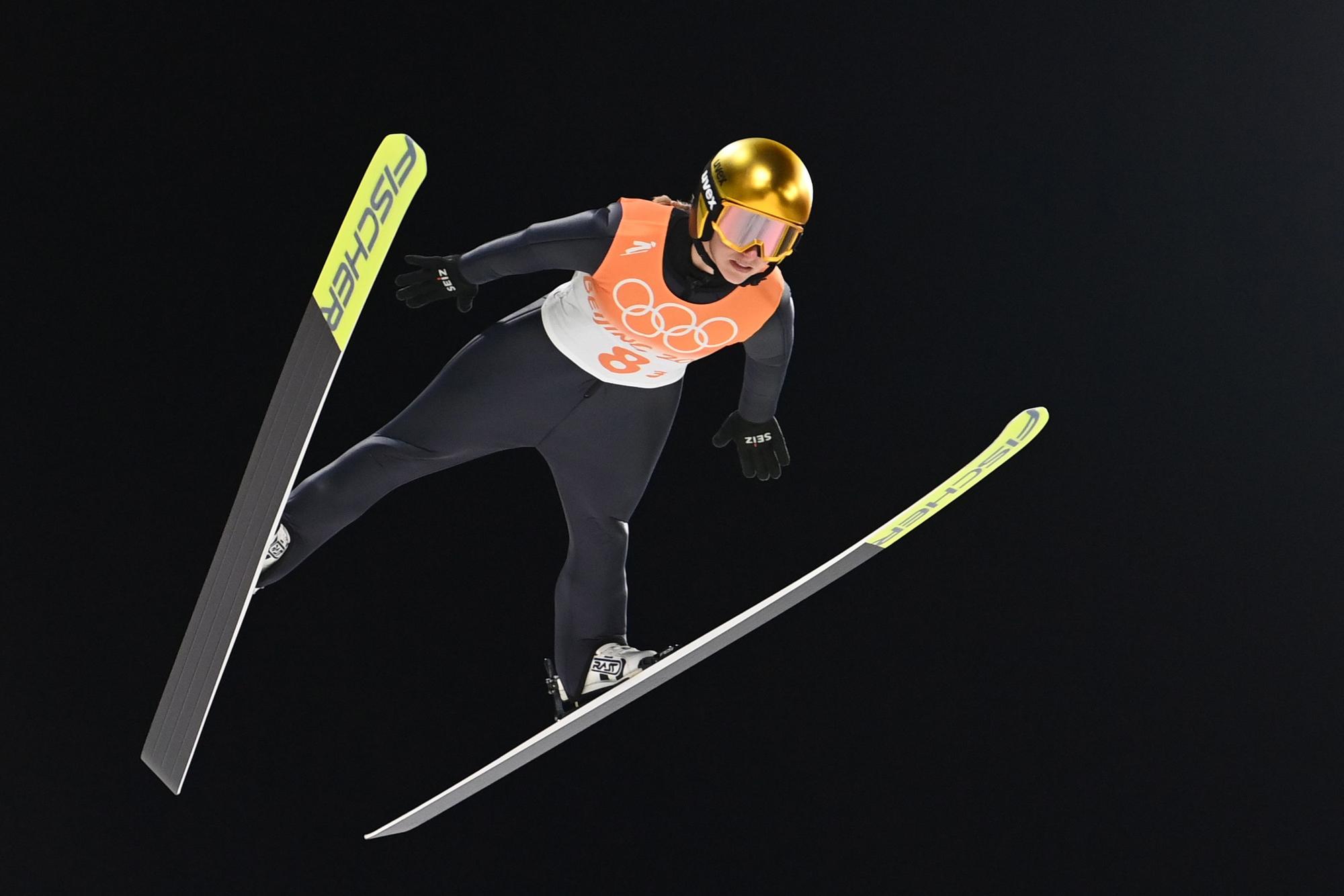 Katharina Althaus aus Deutschland beim Sprung.