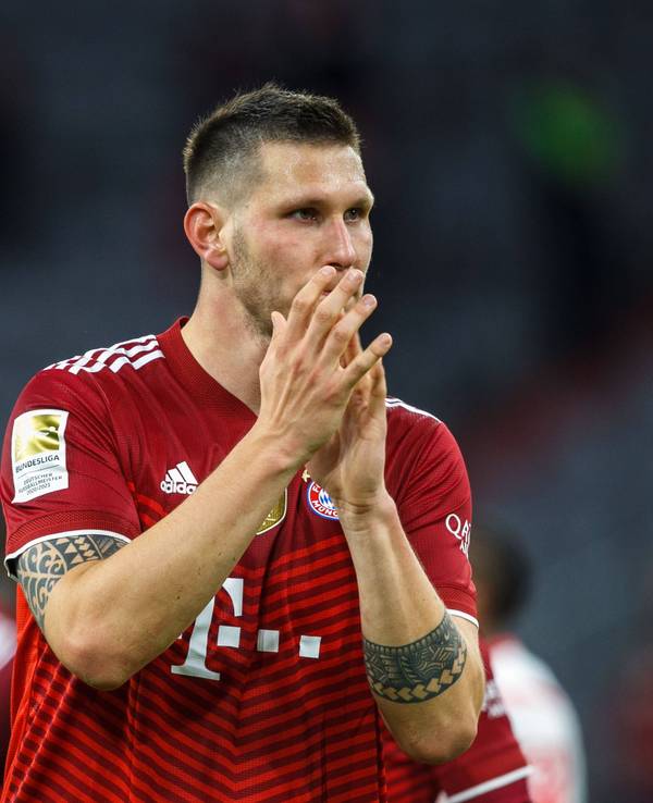 Niklas Süle applaudiert den Fans im Stadion.
