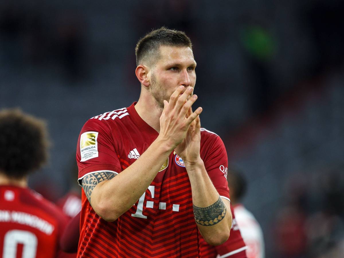 Niklas Süle applaudiert den Fans im Stadion.