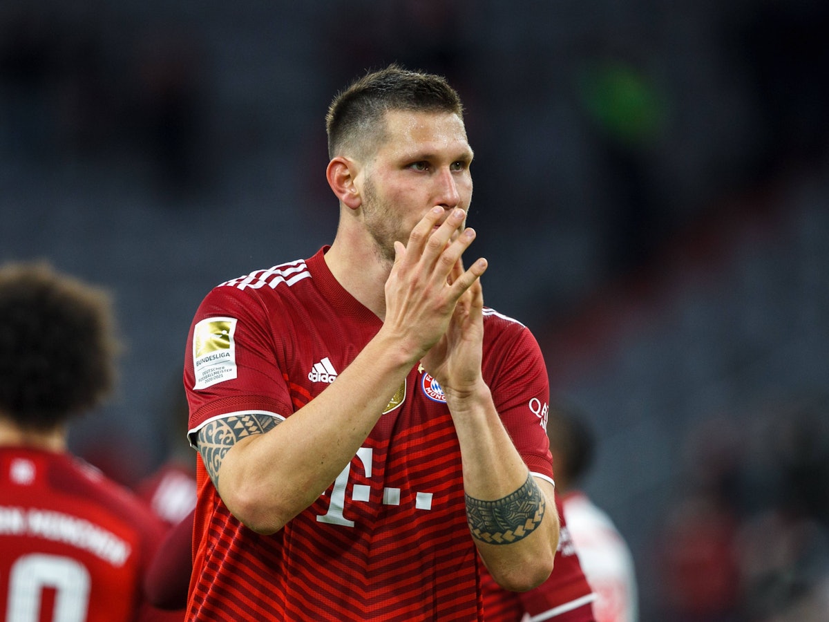Niklas Süle applaudiert den Fans im Stadion.
