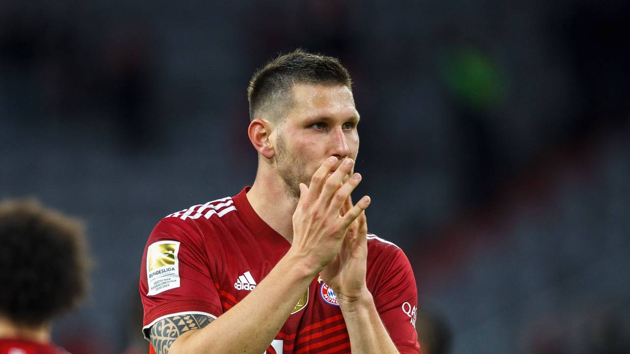 Niklas Süle applaudiert den Fans im Stadion.