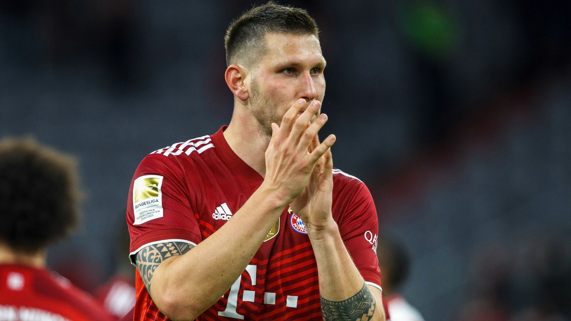 Niklas Süle applaudiert den Fans im Stadion.