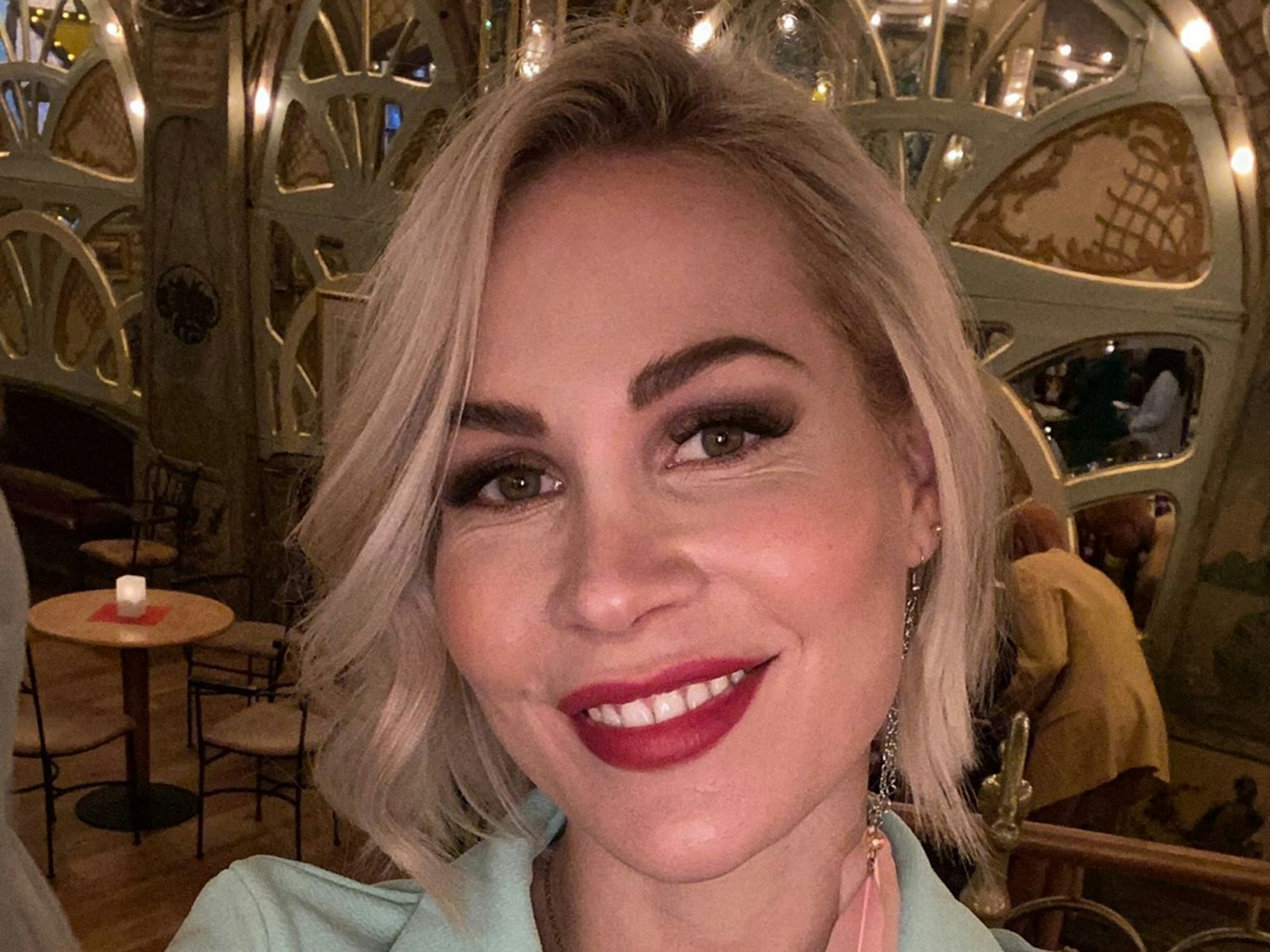 Chrissi, die Kölner Miss Germany-Kandidatin lächelt mit kurzen Haaren in die Kamera.