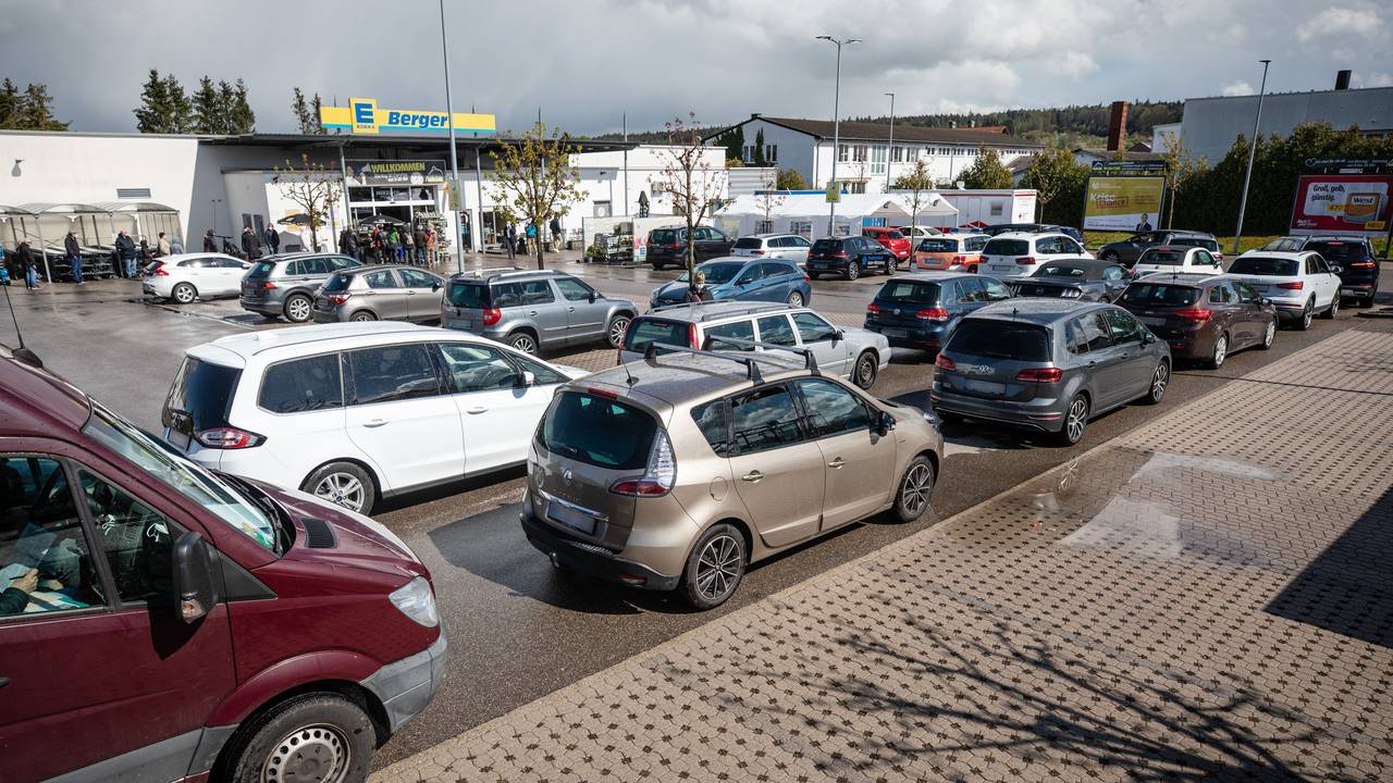 Zu sehen ist ein Edeka-Parkplatz, auf dem mehrere Autos parken.