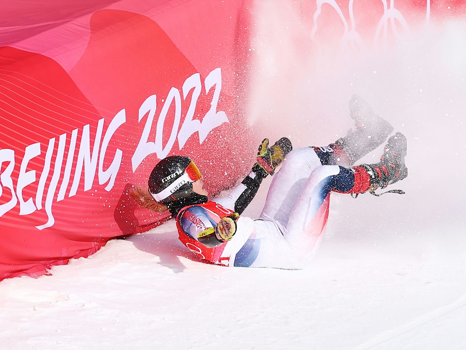 Nina O'Brien stürzt im Riesenslalom schwer.