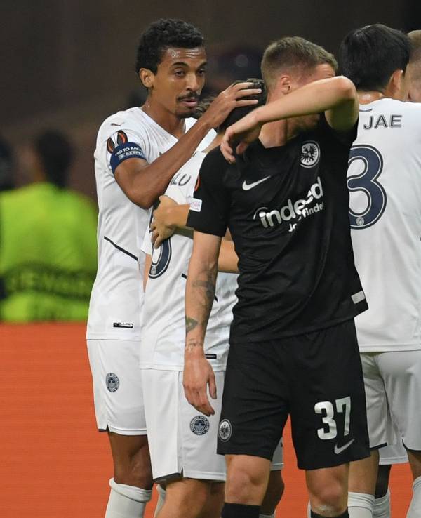 Erik Durm wischt sich nach einem Gegentor von Eintracht Frankfurt mit dem Arm durchs Gesicht.