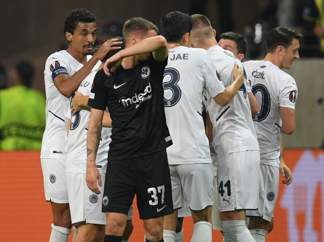 Erik Durm wischt sich nach einem Gegentor von Eintracht Frankfurt mit dem Arm durchs Gesicht.