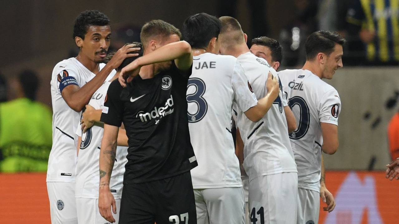 Erik Durm wischt sich nach einem Gegentor von Eintracht Frankfurt mit dem Arm durchs Gesicht.