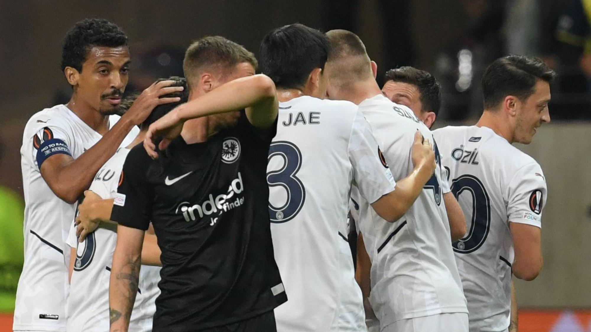 Erik Durm wischt sich nach einem Gegentor von Eintracht Frankfurt mit dem Arm durchs Gesicht.