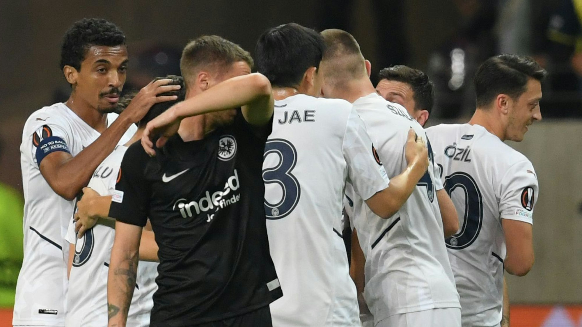 Erik Durm wischt sich nach einem Gegentor von Eintracht Frankfurt mit dem Arm durchs Gesicht.