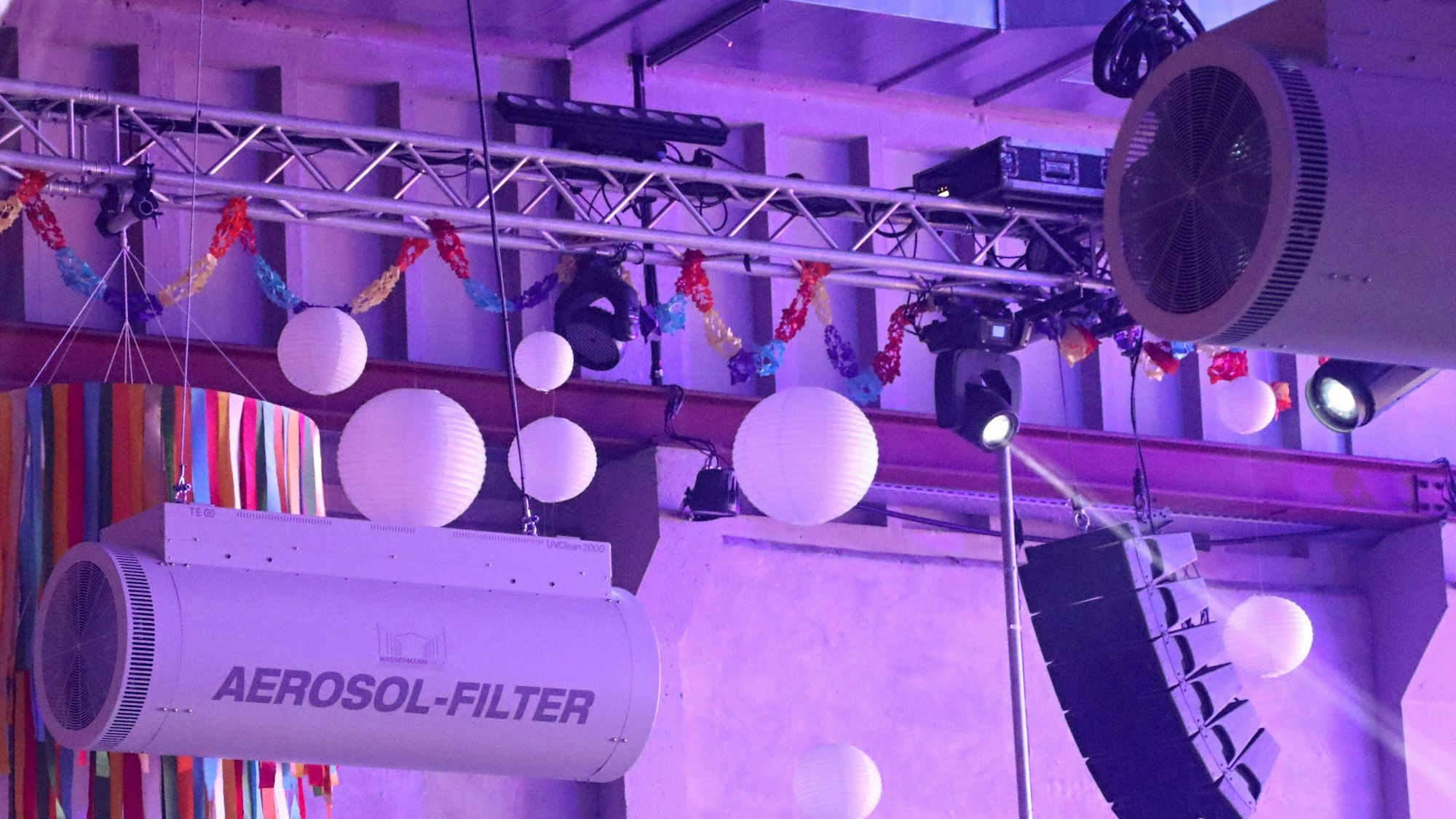 Aerosolfilter hängen an der Decke der Wassermannhalle
