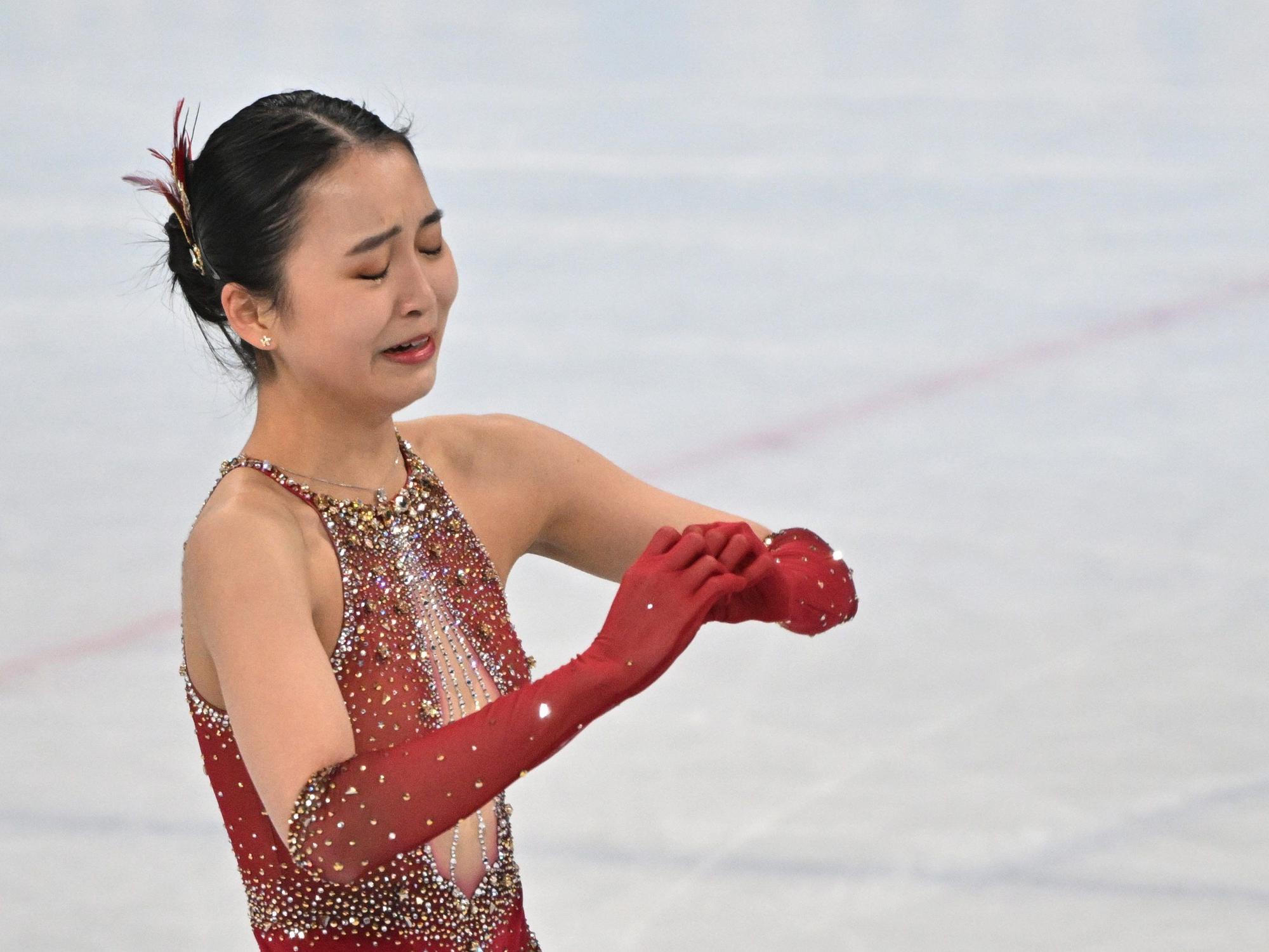 Eiskunstläuferin Zhu Yi aus China reagiert nach ihrem Auftritt.