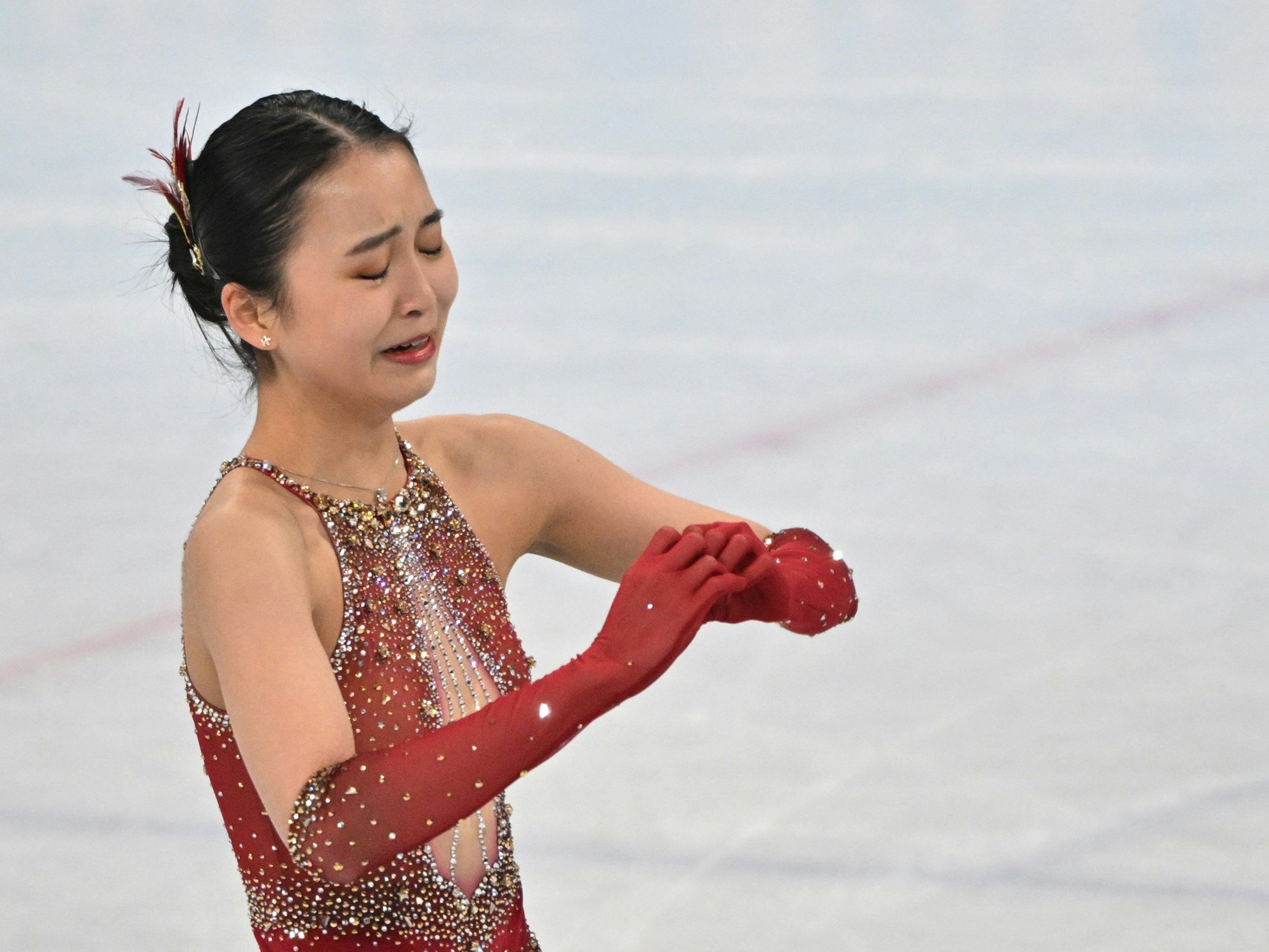 Eiskunstläuferin Zhu Yi aus China reagiert nach ihrem Auftritt.
