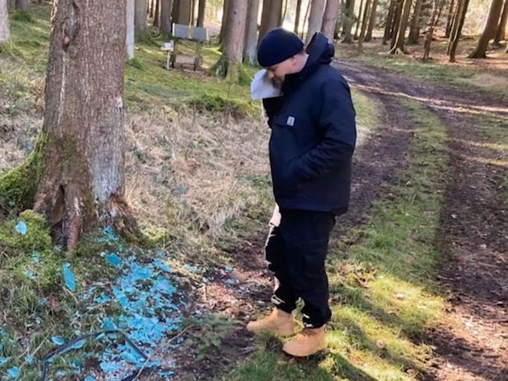 Folgen eines Vollgasrauschs: Mit blutendem Ohrläppchen begutachtet Tim Mälzer die Unfallstelle.