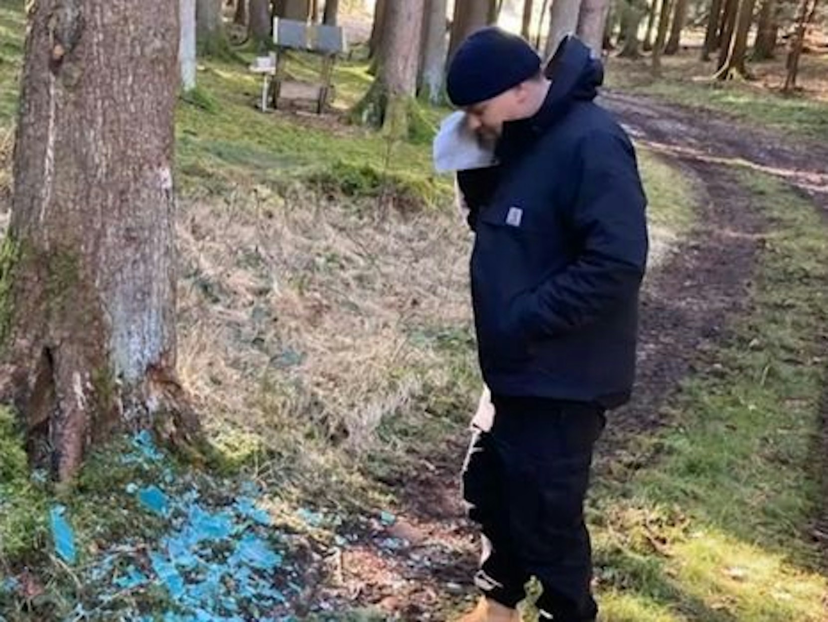 Folgen eines Vollgasrauschs: Mit blutendem Ohrläppchen begutachtet Tim Mälzer die Unfallstelle.