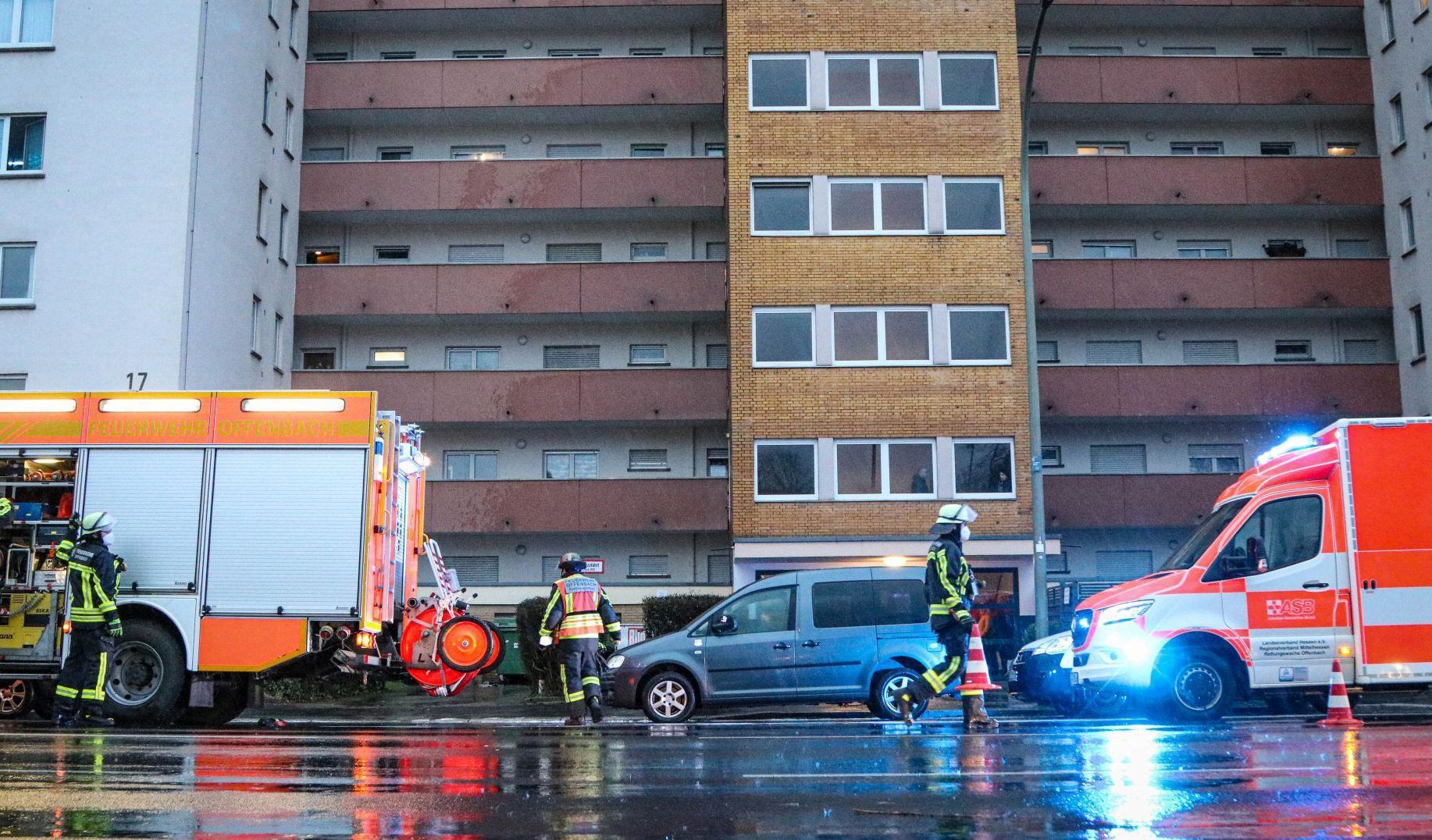 Rettungskräfte stehen am Sonntag (6. Februar 2022) vor dem Wohngebäude in Offenbach: In einer Wohnung kam es zu einer Explosion. Die Mutter und die beiden Kleinkinder wurden verletzt.