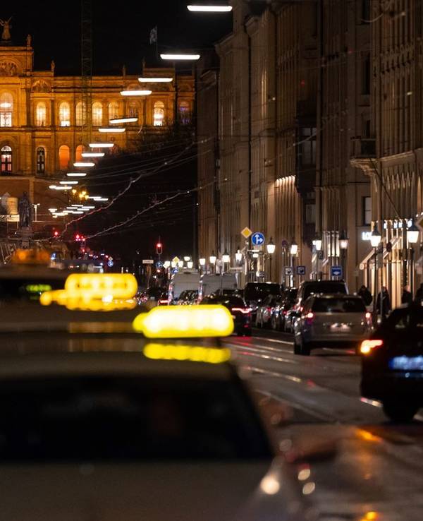 München: Taxis stehen an der Maximilianstraße.