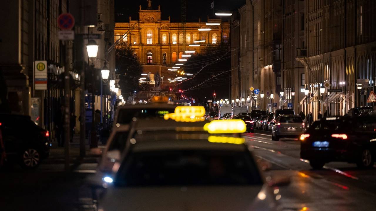 München: Taxis stehen an der Maximilianstraße.