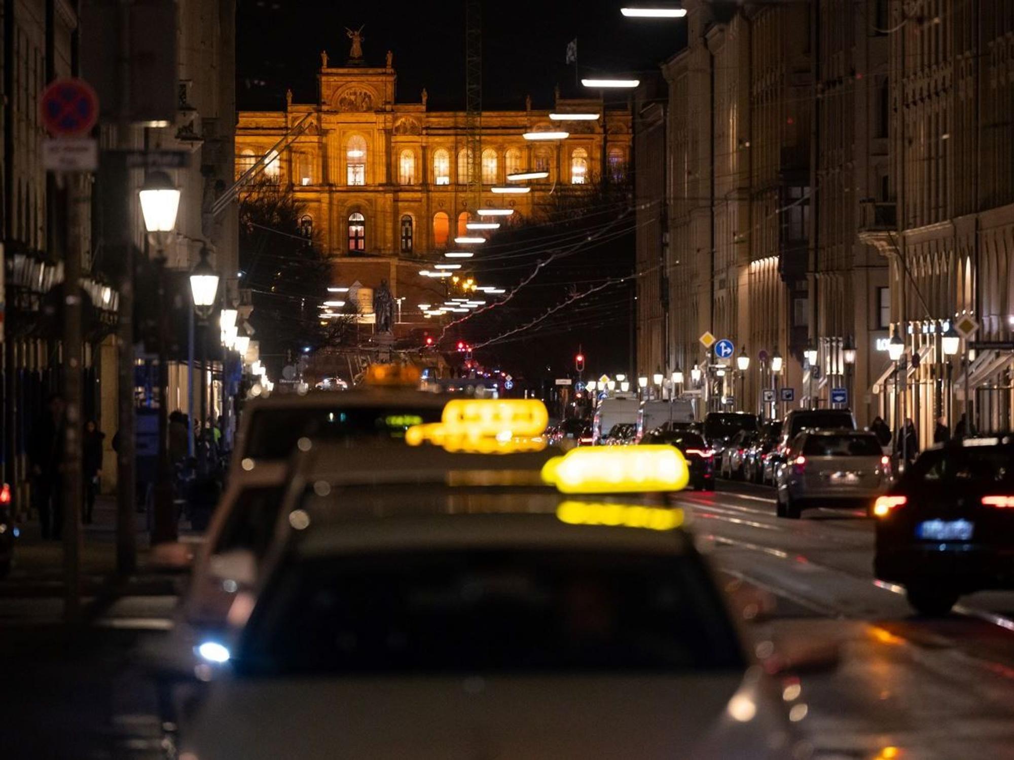 München: Taxis stehen an der Maximilianstraße.