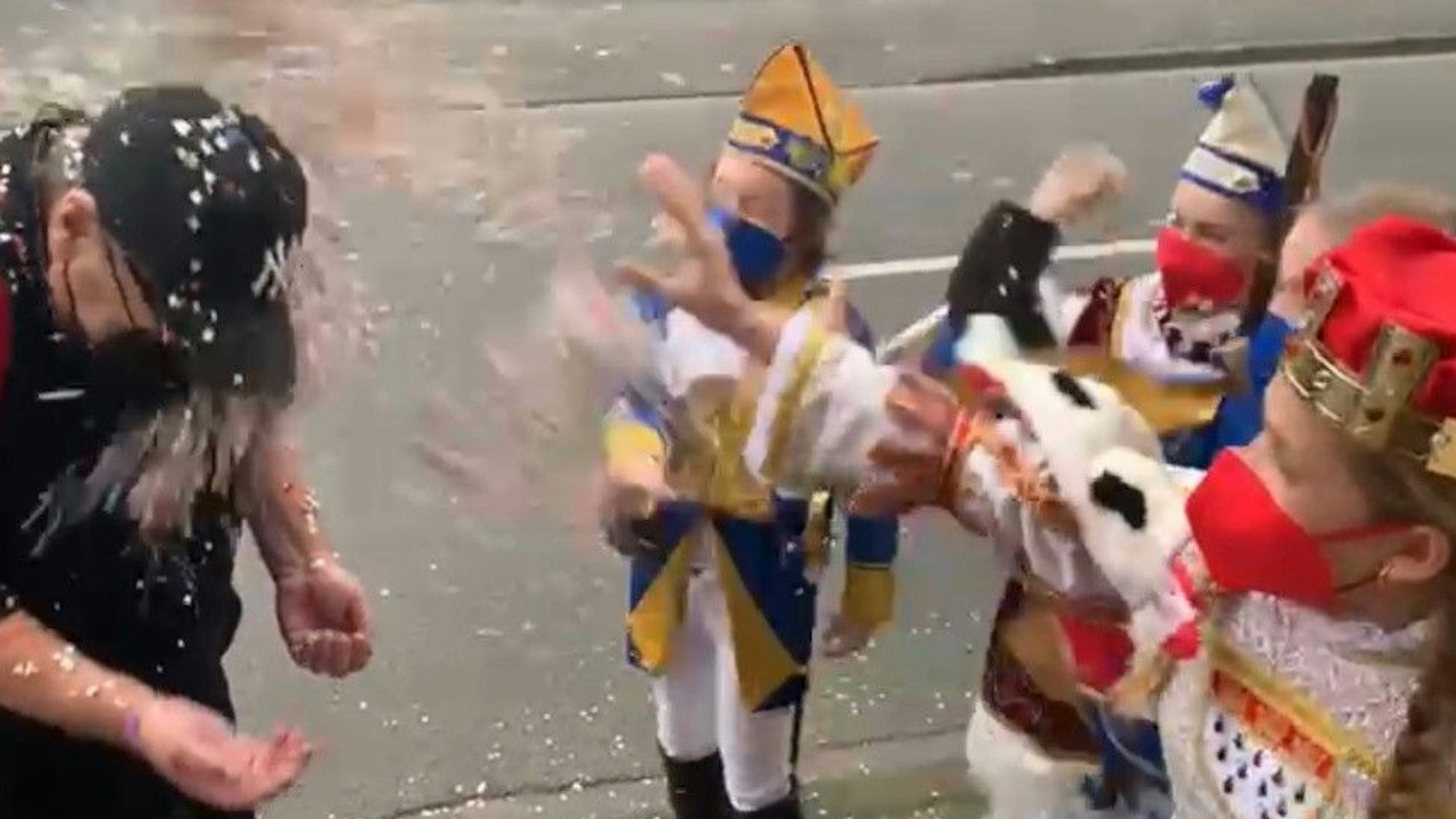 Konfetti-Alarm: Micky Brühl von Kinderdreigestirn überrascht