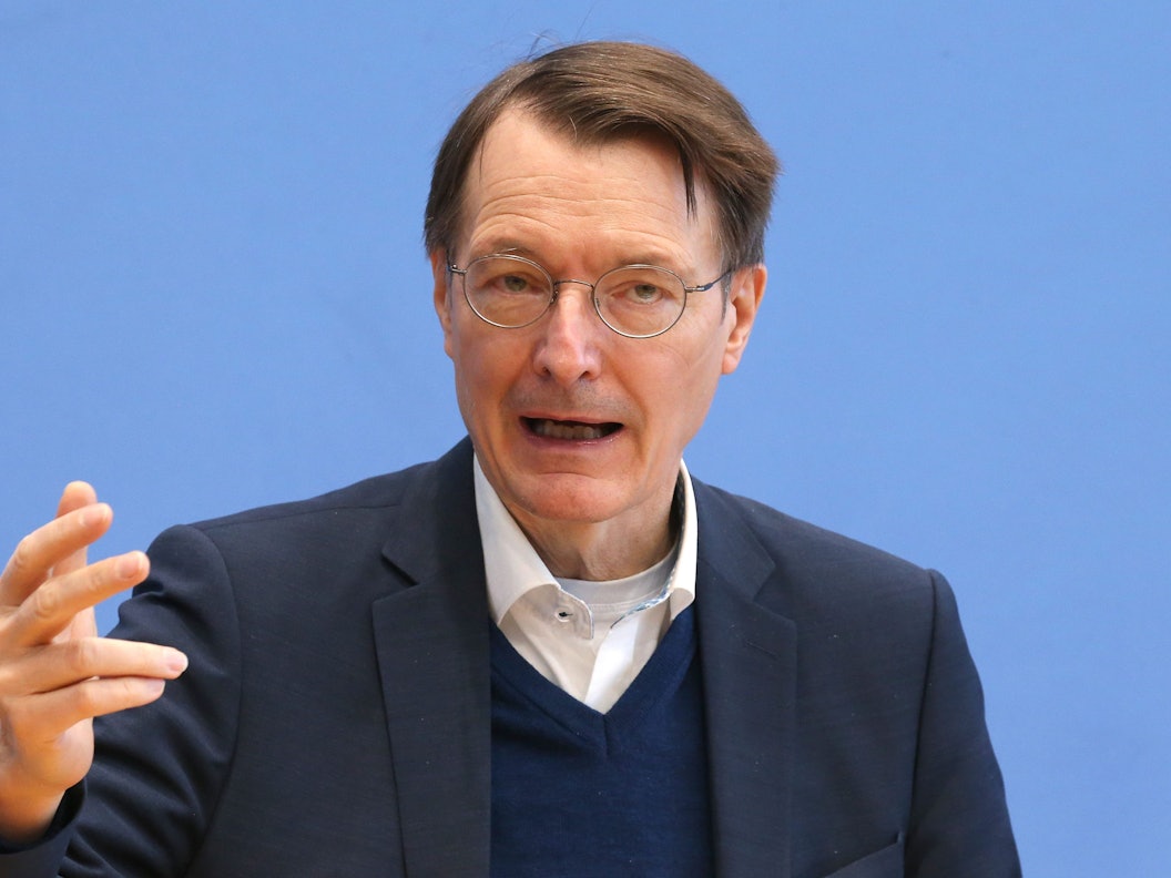 Bundesgesundheitsminister Karl Lauterbach (SPD) bei der Coronavirus-Pressekonferenz am 28. Januar 2022 in Berlin. Am Sonntagabend (6. Februar 2022) hat er sich zu möglichen Lockerungen geäußert.