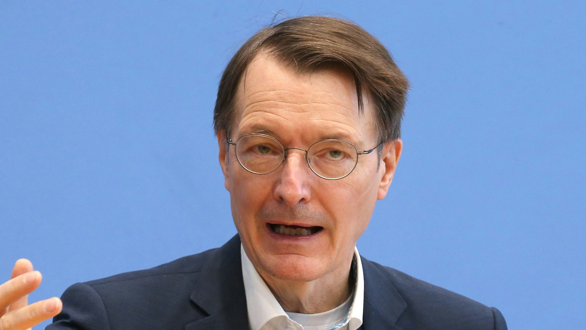 Bundesgesundheitsminister Karl Lauterbach (SPD) bei der Coronavirus-Pressekonferenz am 28. Januar 2022 in Berlin. Am Sonntagabend (6. Februar 2022) hat er sich zu möglichen Lockerungen geäußert.