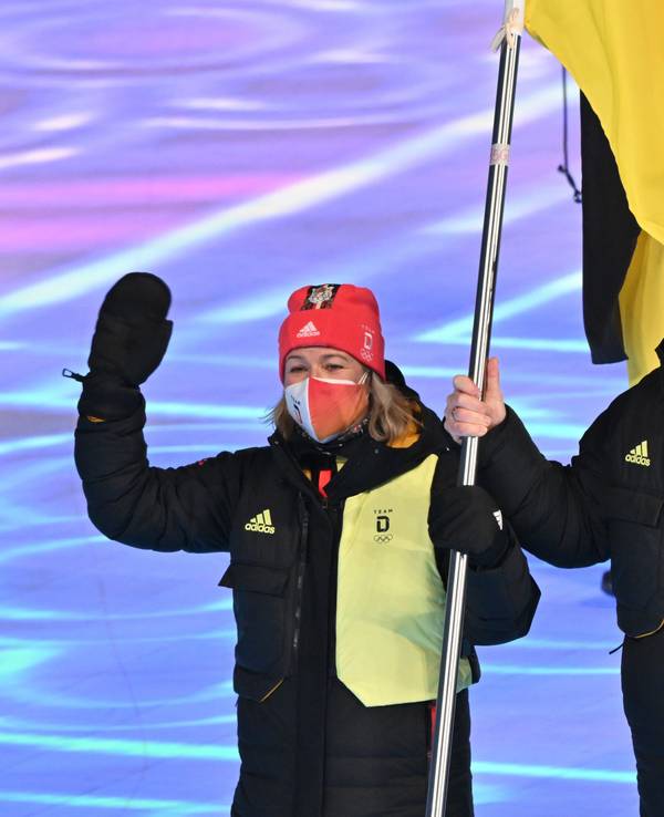 Das Fahnenträger-Duo Francesco Friedrich (rechts) und Claudia Pechstein (links) bei der Eröffnungsfeier der Olympischen Winterspiele in Peking.