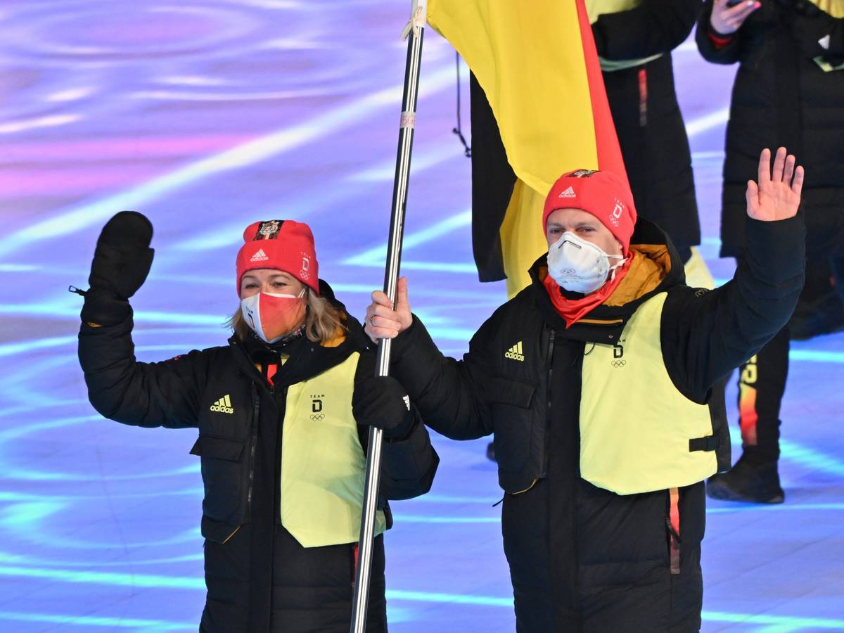Das Fahnenträger-Duo Francesco Friedrich (rechts) und Claudia Pechstein (links) bei der Eröffnungsfeier der Olympischen Winterspiele in Peking.