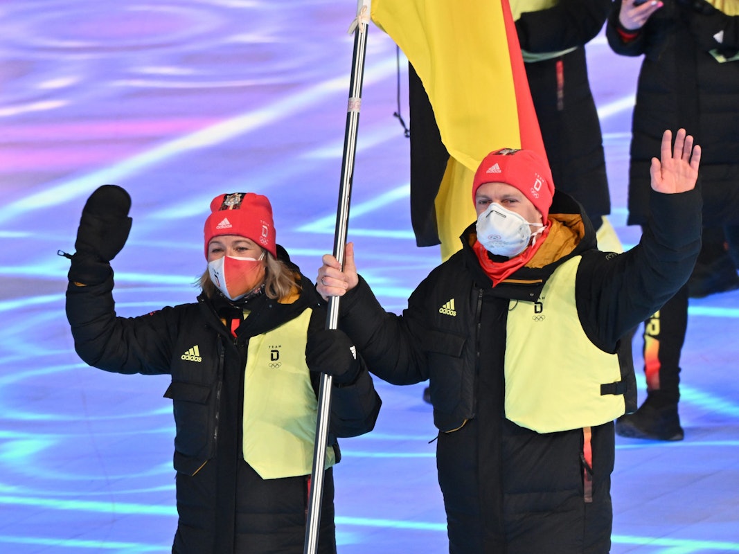 Das Fahnenträger-Duo Francesco Friedrich (rechts) und Claudia Pechstein (links) bei der Eröffnungsfeier der Olympischen Winterspiele in Peking.