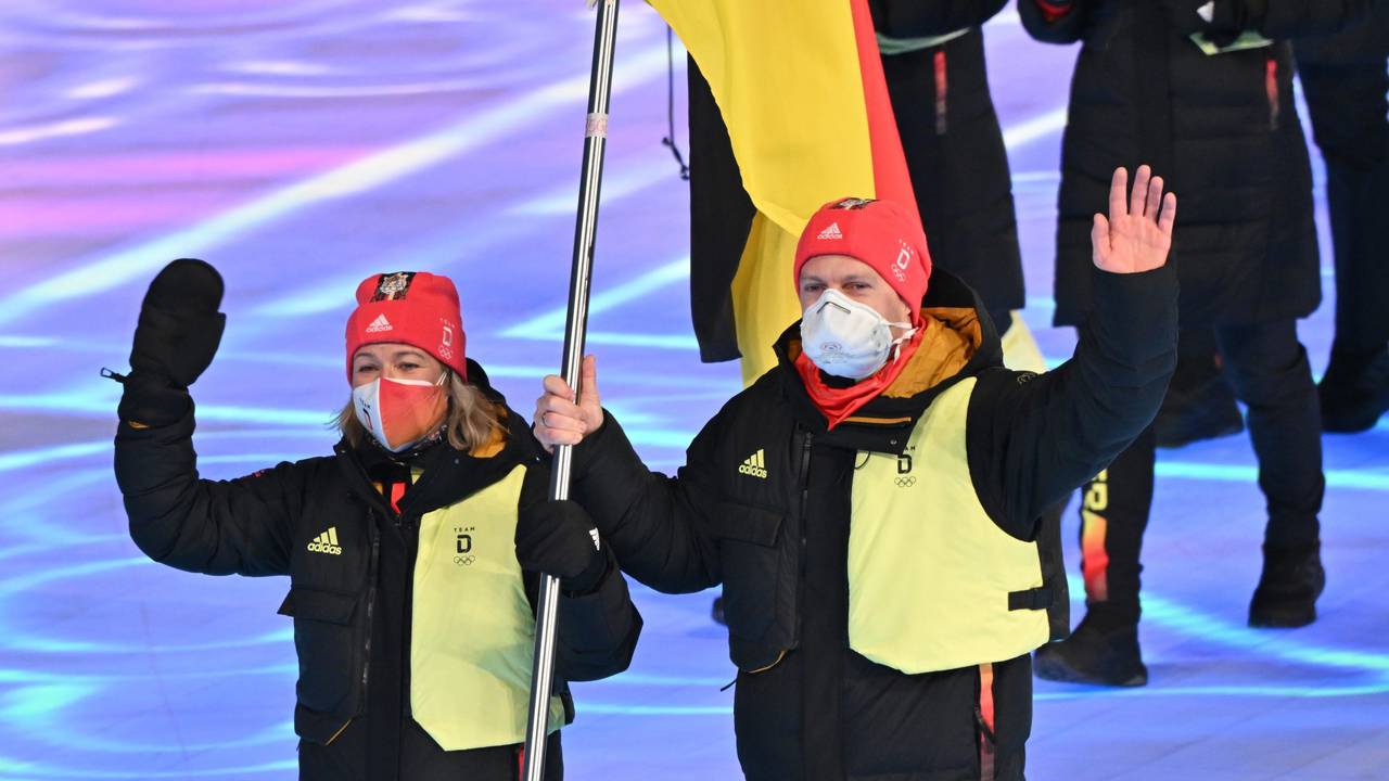 Das Fahnenträger-Duo Francesco Friedrich (rechts) und Claudia Pechstein (links) bei der Eröffnungsfeier der Olympischen Winterspiele in Peking.