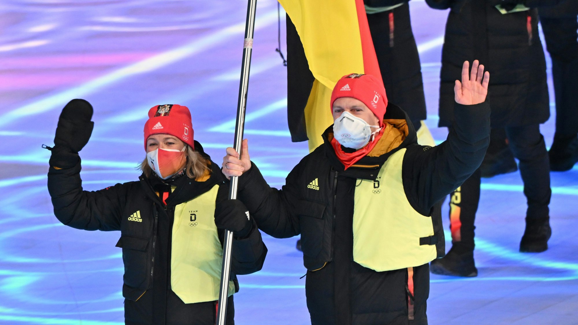 Das Fahnenträger-Duo Francesco Friedrich (rechts) und Claudia Pechstein (links) bei der Eröffnungsfeier der Olympischen Winterspiele in Peking.