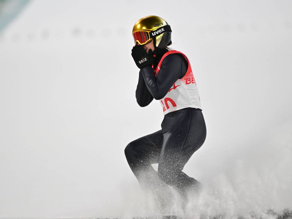 Skispringerin Katharina Althaus schlägt die Hände vors Gesicht