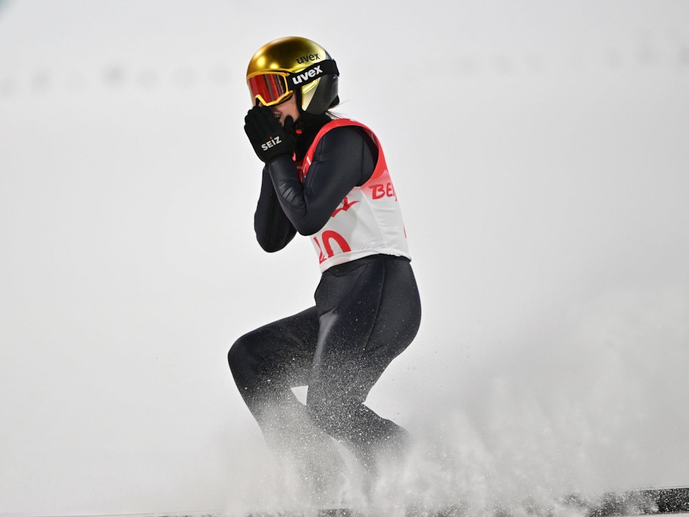 Skispringerin Katharina Althaus schlägt die Hände vors Gesicht