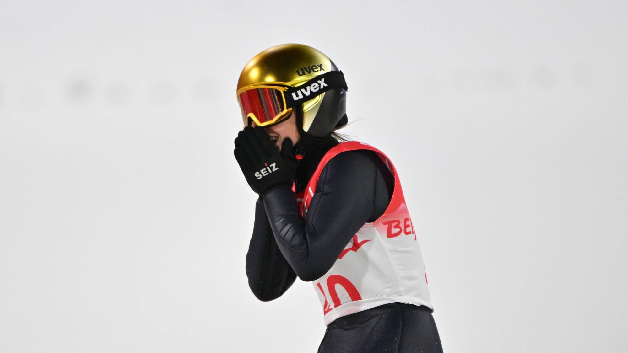 Skispringerin Katharina Althaus schlägt die Hände vors Gesicht