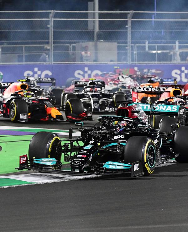 Lewis Hamilton führt nach einem Renn-Start das Feld der Formel 1 an.
