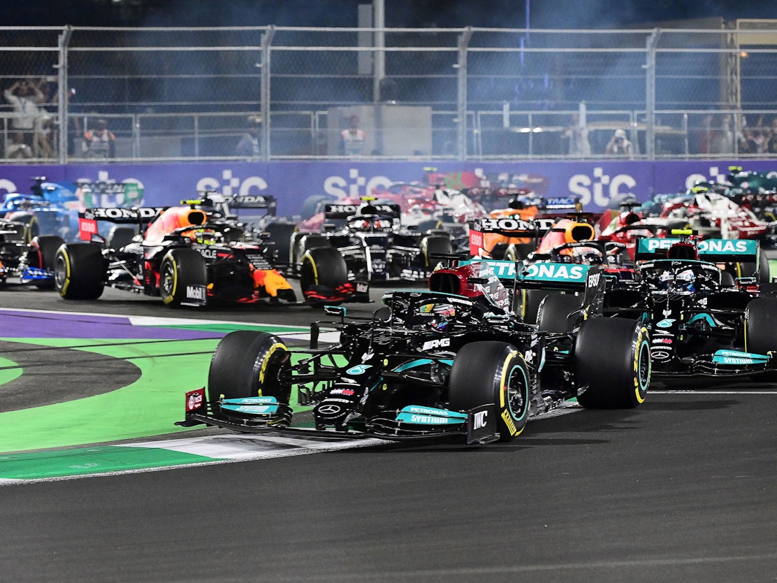 Lewis Hamilton führt nach einem Renn-Start das Feld der Formel 1 an.