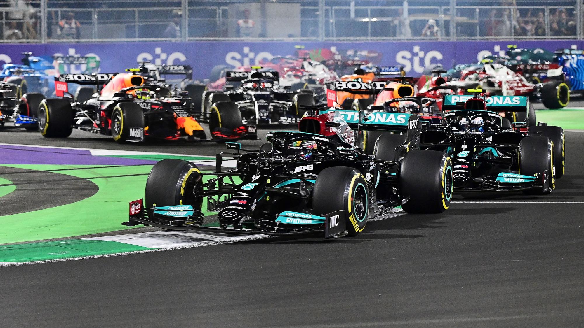 Lewis Hamilton führt nach einem Renn-Start das Feld der Formel 1 an.