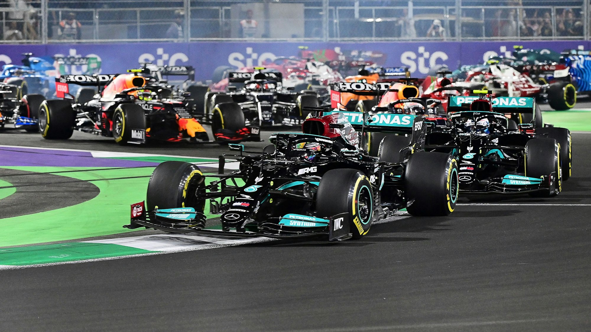 Lewis Hamilton führt nach einem Renn-Start das Feld der Formel 1 an.
