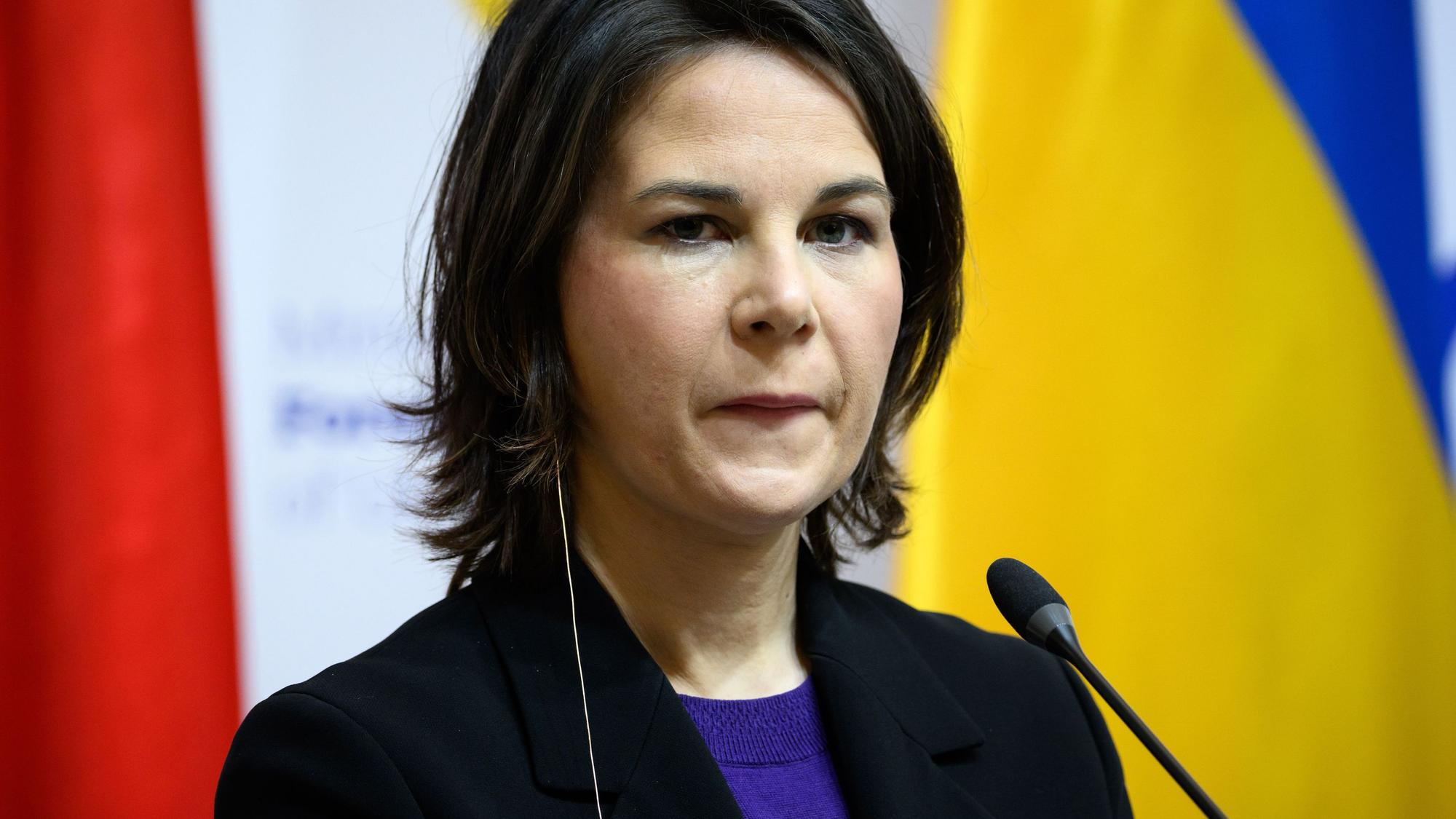 Annalena Baerbock (Bündnis 90/Die Grünen), Außenministerin, äußert sich bei einer Pressekonferenz mit dem Außenminister der Ukraine, Kuleba, nach ihrem Gespräch. Außenministerin Baerbock ist zu einem zweitägigen Besuch in der Hauptstadt und im Osten der Ukraine. +++ dpa-Bildfunk +++