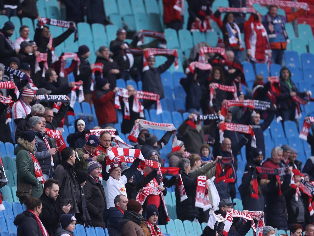 Fans von RB Leipzig stehen beim Spiel gegen den VfL Wolfsburg auf der Tribüne