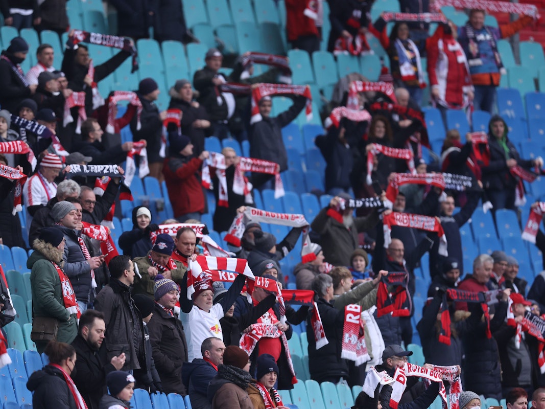 Fans von RB Leipzig stehen beim Spiel gegen den VfL Wolfsburg auf der Tribüne