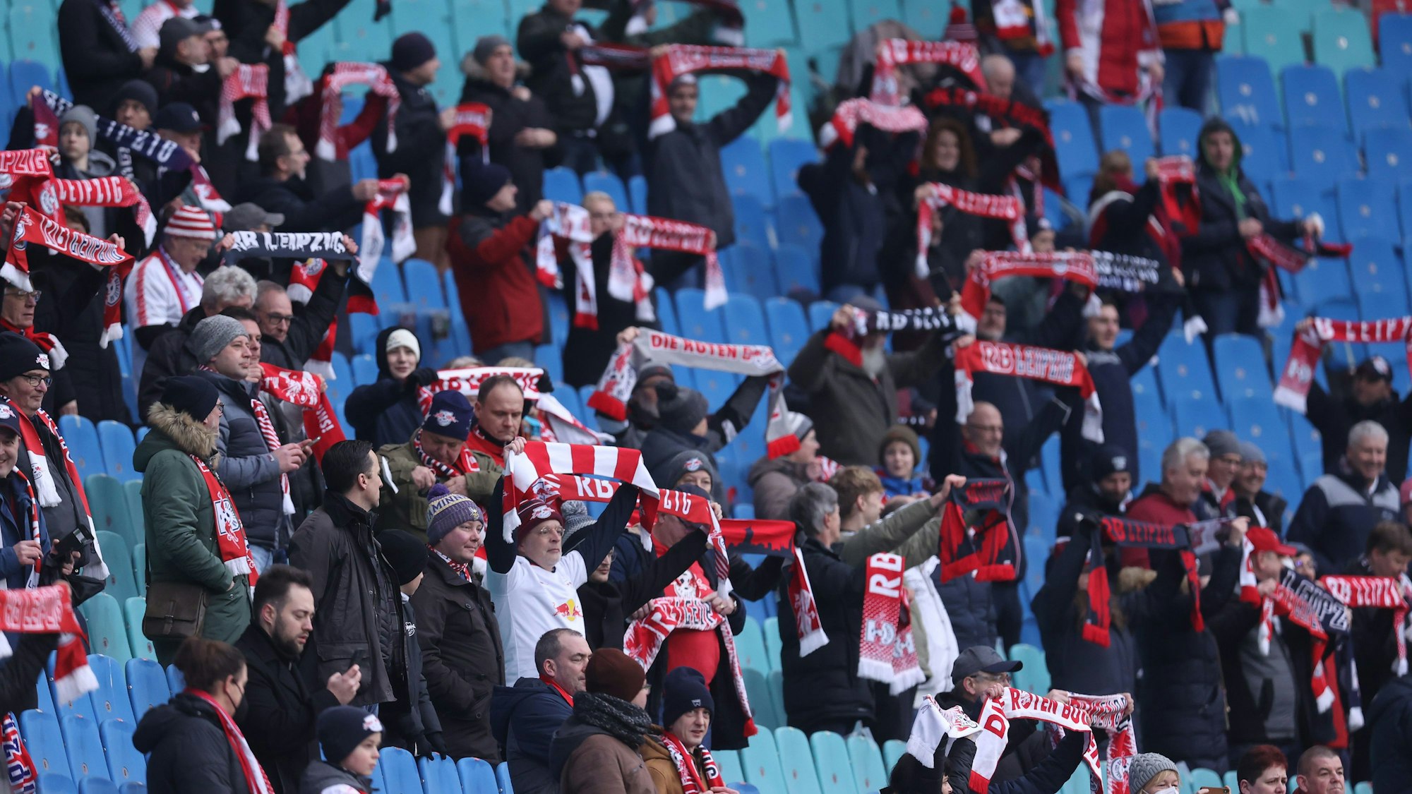 Fans von RB Leipzig stehen beim Spiel gegen den VfL Wolfsburg auf der Tribüne