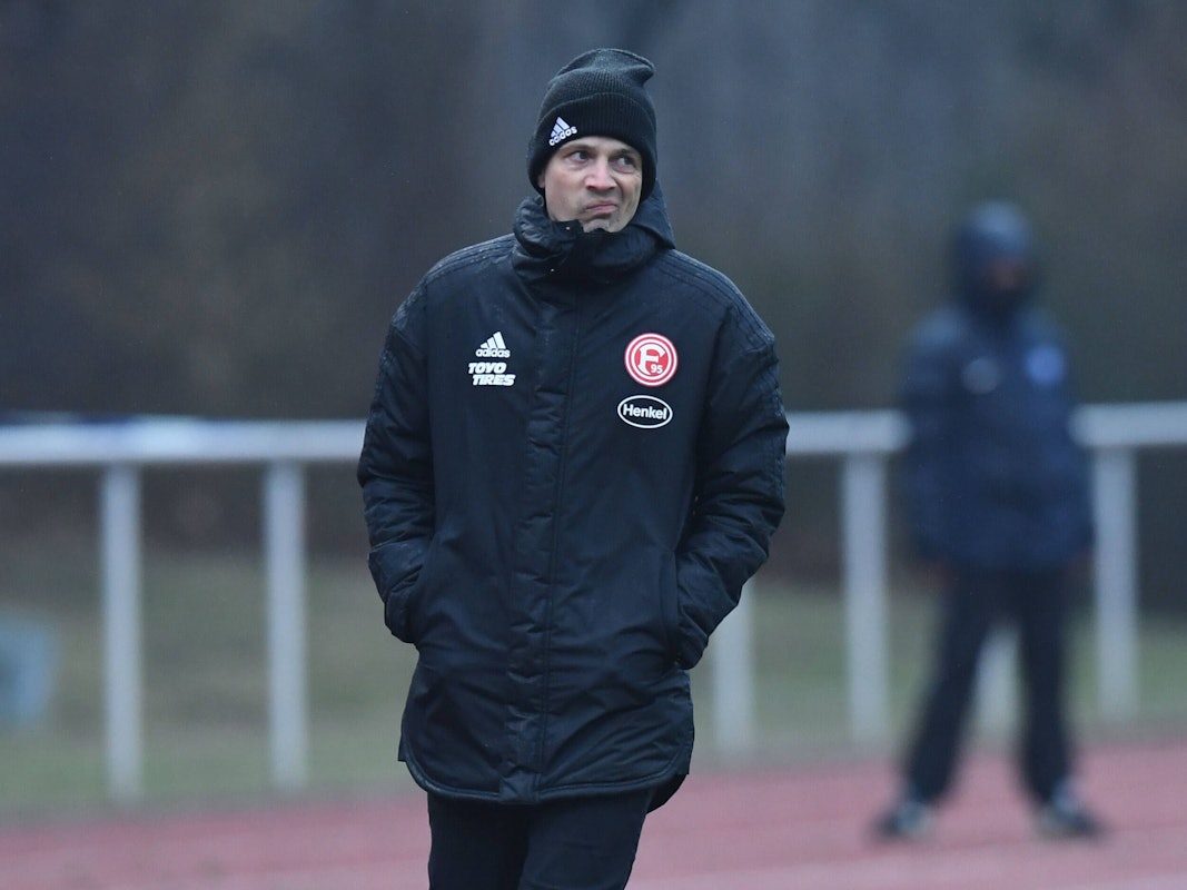 Christian Preußer steht an der Seitenlinie