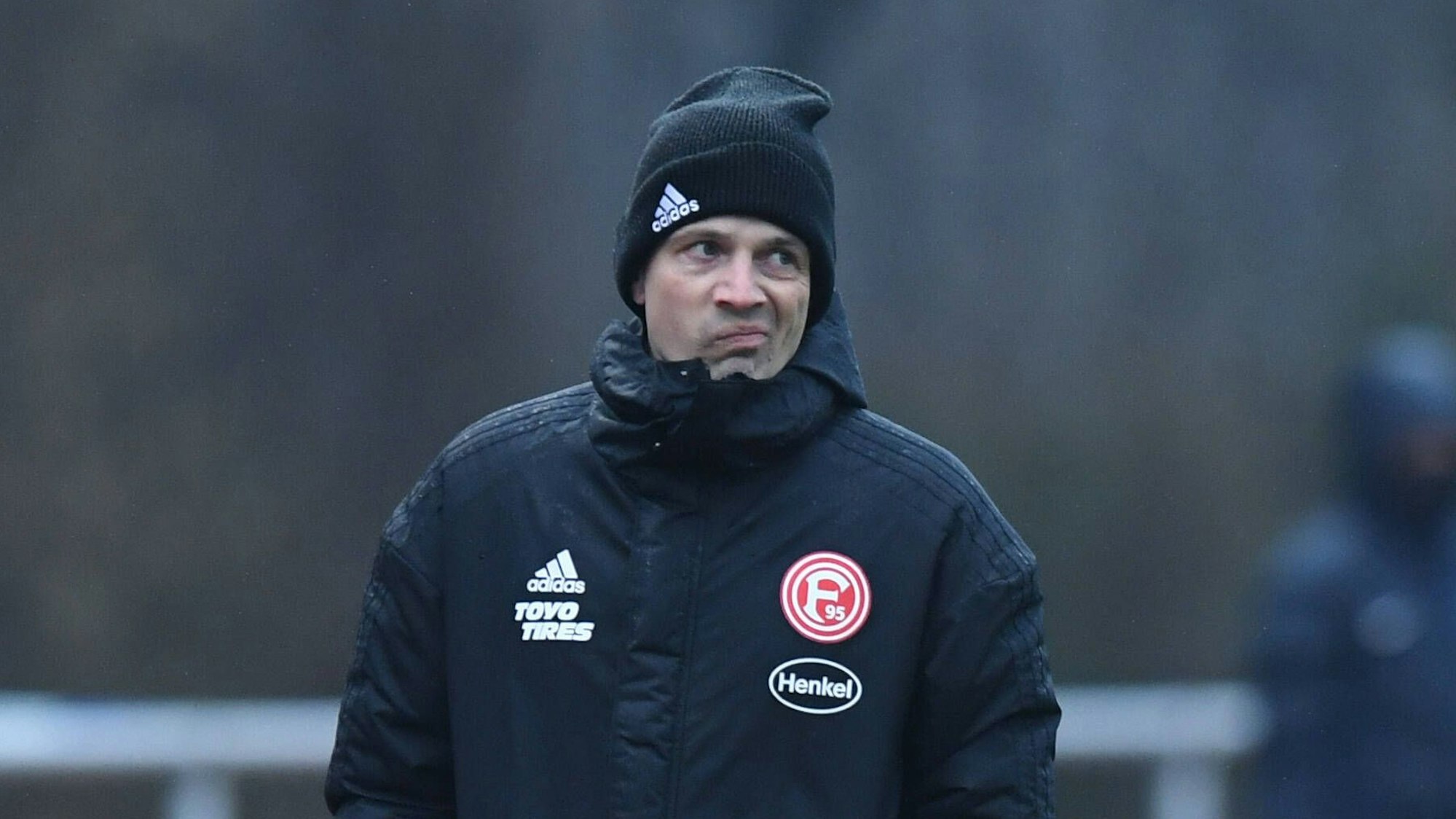 Christian Preußer steht an der Seitenlinie