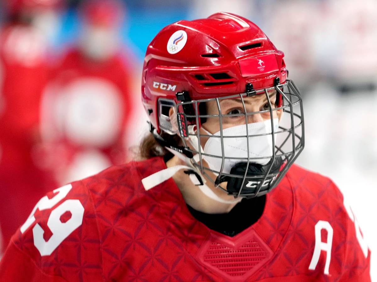 Beim Eishockey-Vorrundenspiel der Frauen am 7. Februar 2022 trugen die Spielerinnen Corona-Schutzmasken unter ihren Visieren.