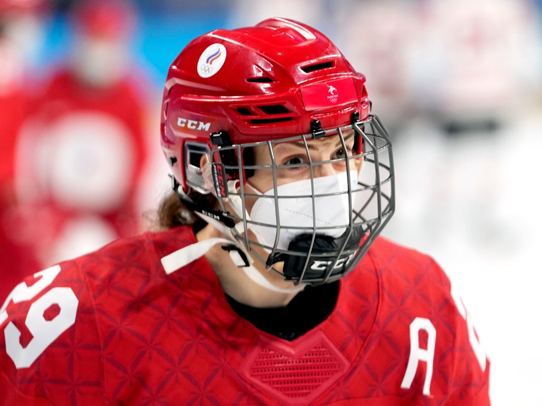 Beim Eishockey-Vorrundenspiel der Frauen am 7. Februar 2022 trugen die Spielerinnen Corona-Schutzmasken unter ihren Visieren.