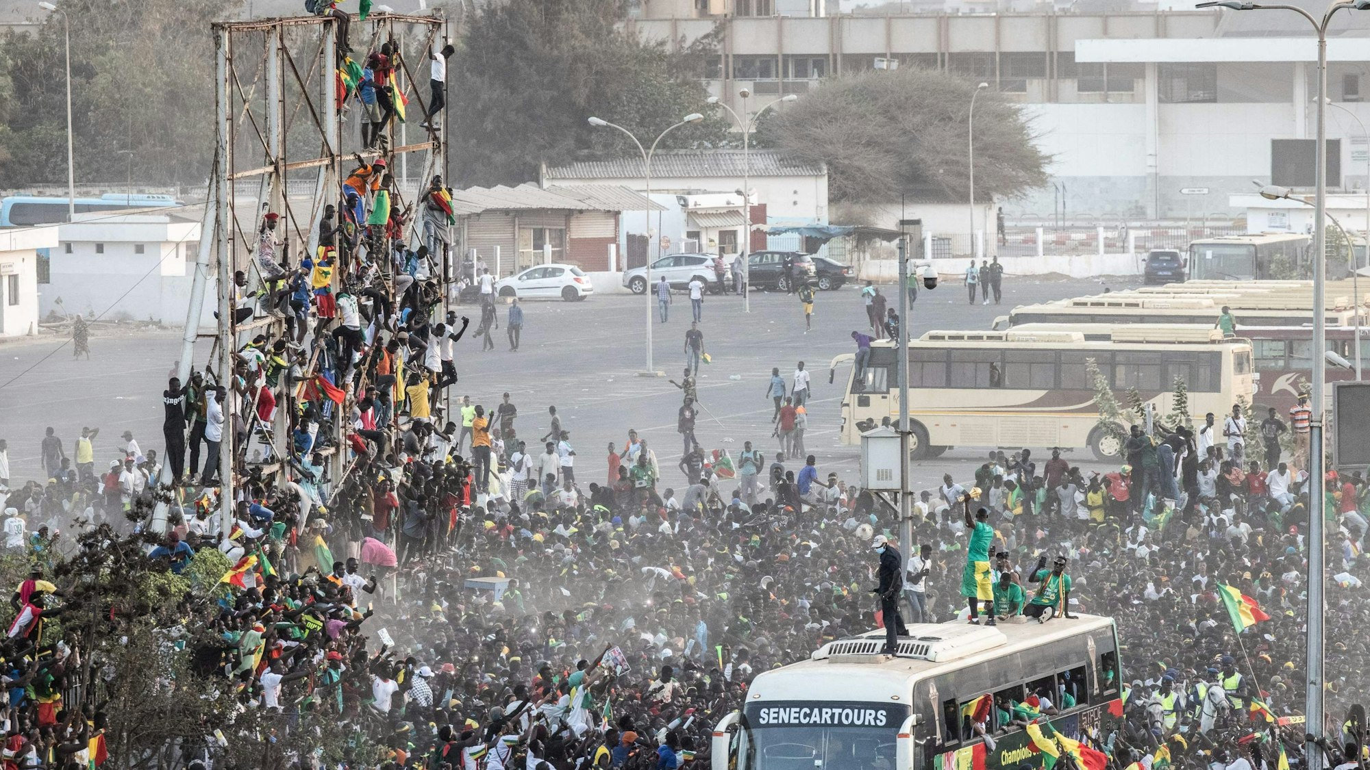 Tausende Fans empfangen das Team aus dem Senegal in der Hauptstadt Dakar
