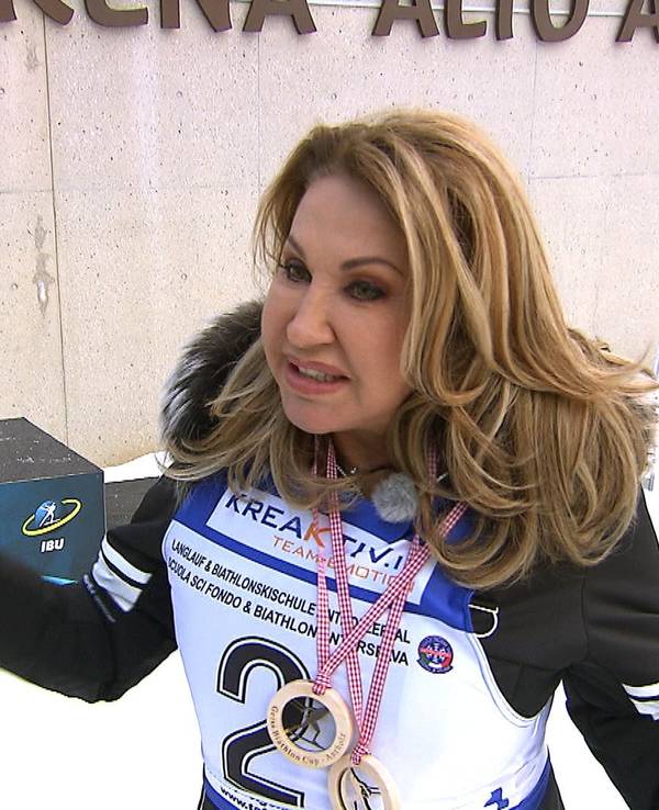 Carmen Geiss, hier auf einem Foto aus der Sendung „Die Geissens – eine schrecklich glamouröse Familie“ vom 07. Februar 2022, und ihre Familie verbringen ein paar Tage in Südtirol und lassen es sportlich auf den Ski krachen.