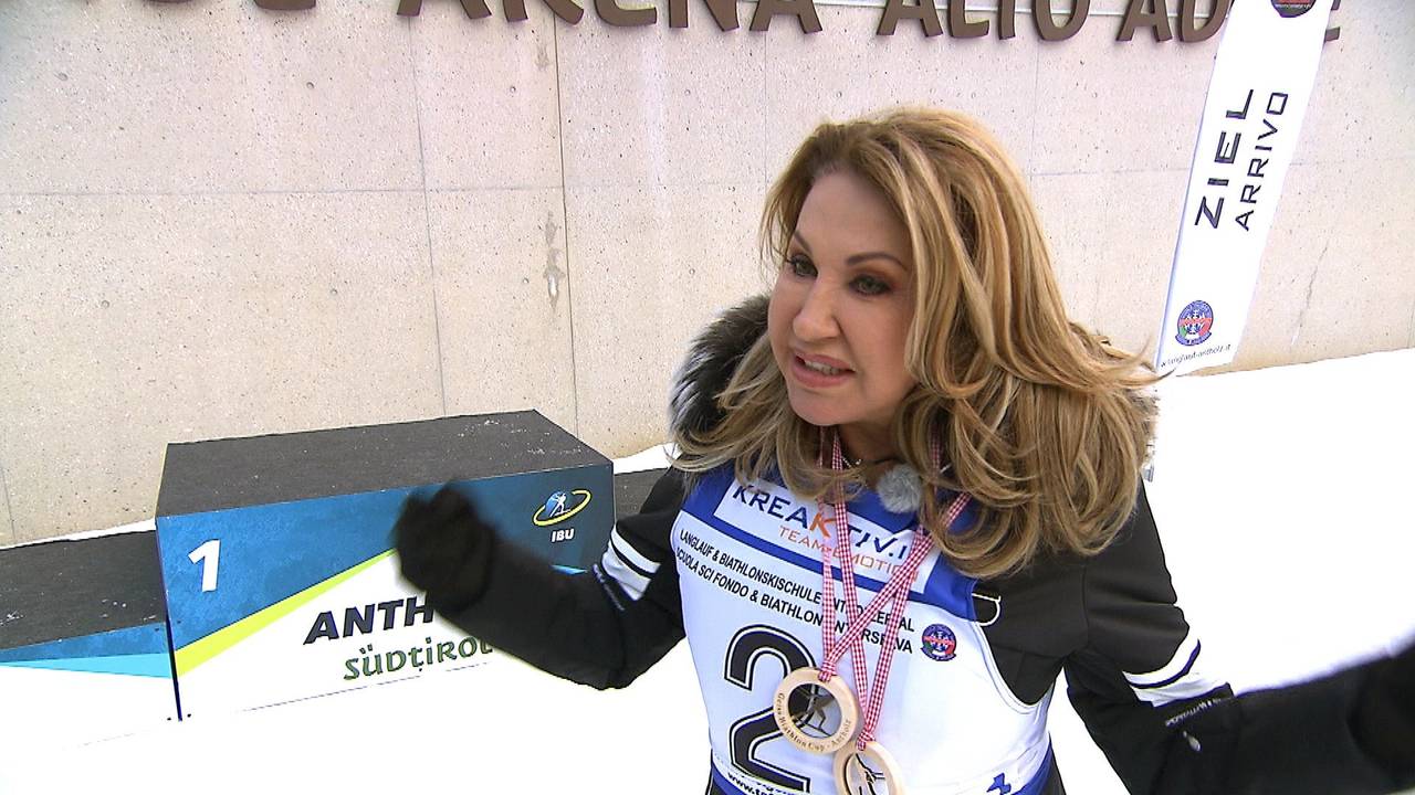 Carmen Geiss, hier auf einem Foto aus der Sendung „Die Geissens – eine schrecklich glamouröse Familie“ vom 07. Februar 2022, und ihre Familie verbringen ein paar Tage in Südtirol und lassen es sportlich auf den Ski krachen.