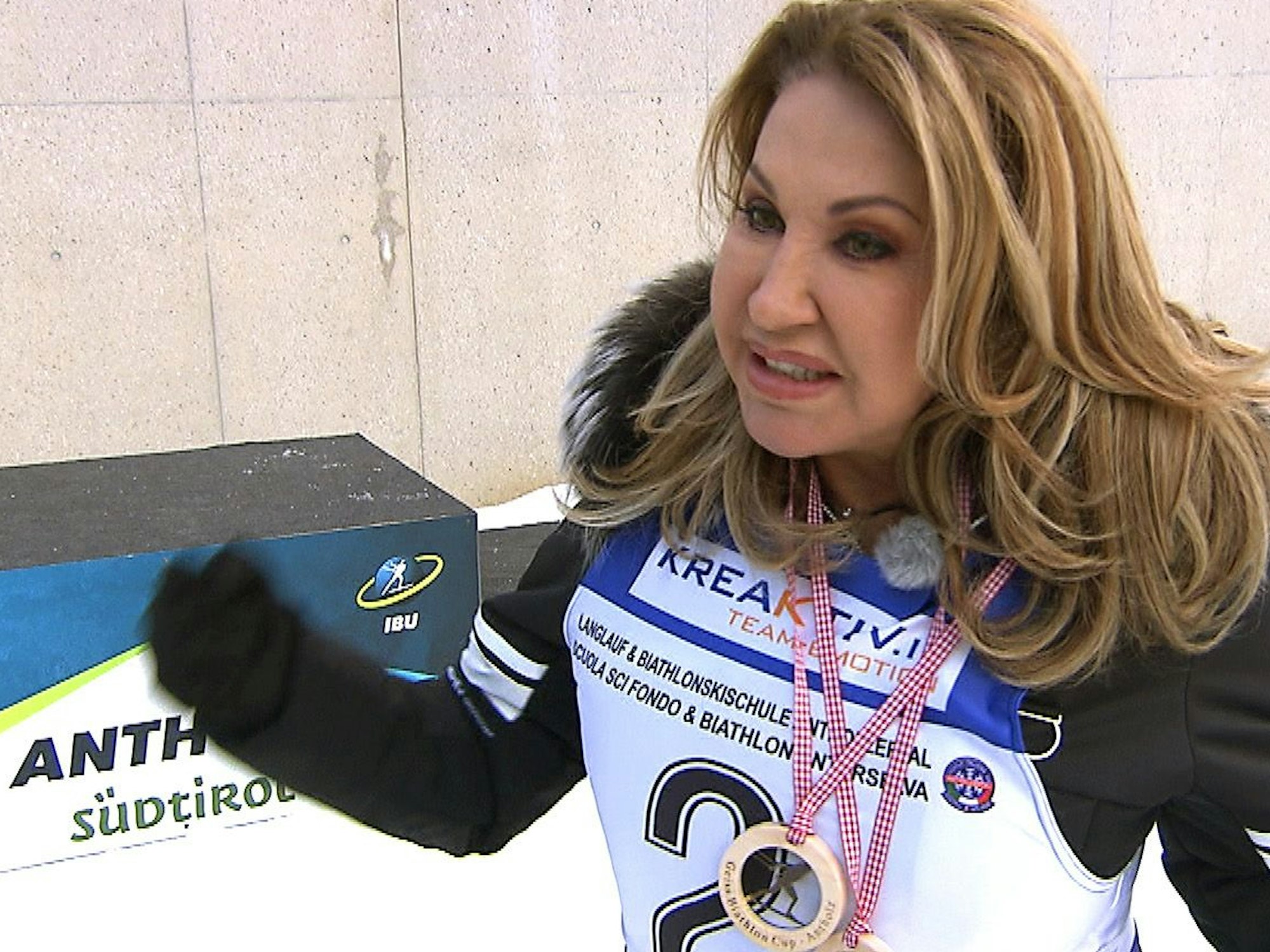 Carmen Geiss, hier auf einem Foto aus der Sendung „Die Geissens – eine schrecklich glamouröse Familie“ vom 07. Februar 2022, und ihre Familie verbringen ein paar Tage in Südtirol und lassen es sportlich auf den Ski krachen.